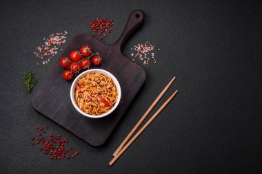 Et, deniz mahsulü, sebze, tuz ve baharatlı lezzetli udon erişteleri.