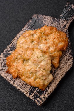 Lezzetli fırında tavuk ya da tuz, baharat ve çimento kaplı hindi pirzolası.