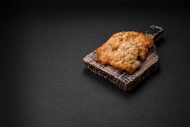 Lezzetli fırında tavuk ya da tuz, baharat ve çimento kaplı hindi pirzolası.