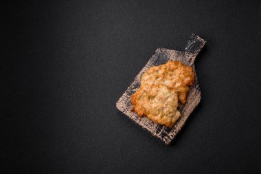 Lezzetli fırında tavuk ya da tuz, baharat ve çimento kaplı hindi pirzolası.