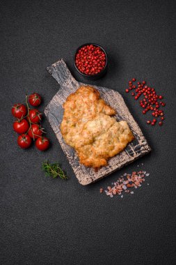 Lezzetli fırında tavuk ya da tuz, baharat ve çimento kaplı hindi pirzolası.