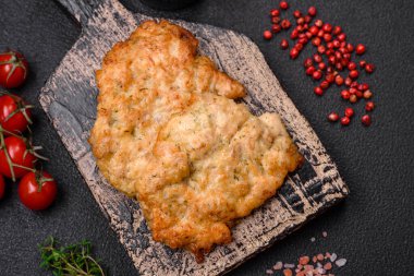Lezzetli fırında tavuk ya da tuz, baharat ve çimento kaplı hindi pirzolası.