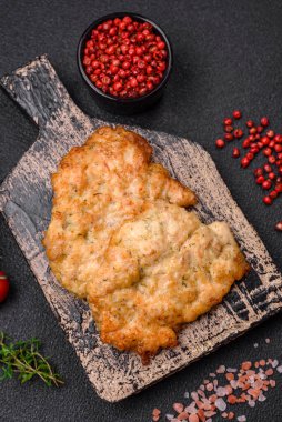 Lezzetli fırında tavuk ya da tuz, baharat ve çimento kaplı hindi pirzolası.