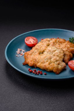 Lezzetli fırında tavuk ya da tuz, baharat ve çimento kaplı hindi pirzolası.