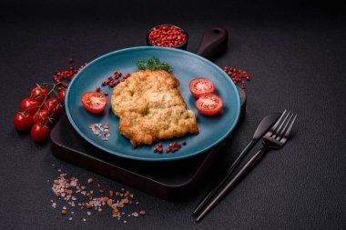 Lezzetli fırında tavuk ya da tuz, baharat ve çimento kaplı hindi pirzolası.