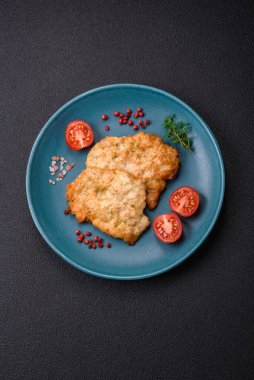 Lezzetli fırında tavuk ya da tuz, baharat ve çimento kaplı hindi pirzolası.