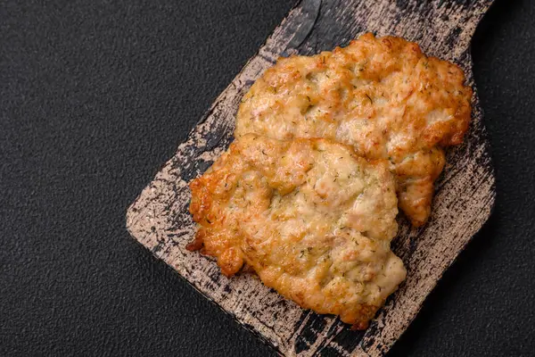 Lezzetli fırında tavuk ya da tuz, baharat ve çimento kaplı hindi pirzolası.