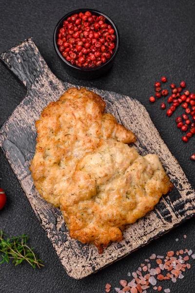 Lezzetli fırında tavuk ya da tuz, baharat ve çimento kaplı hindi pirzolası.