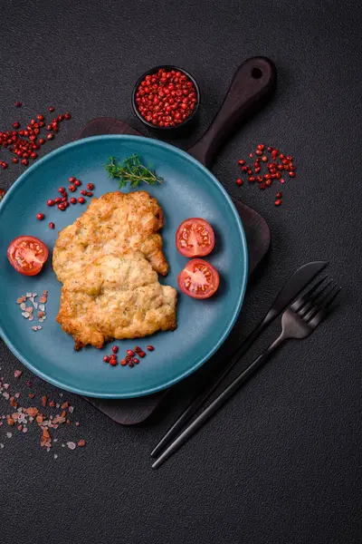 Lezzetli fırında tavuk ya da tuz, baharat ve çimento kaplı hindi pirzolası.