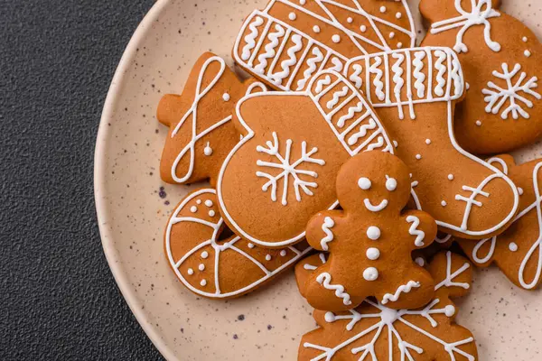 Biscoitos Gengibre Natal Belos Cores Diferentes Uma Chapa Cerâmica Uma Fotografias De Stock Royalty-Free