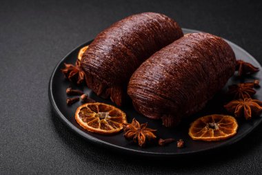 Koyu beton arka planda çikolatalı lezzetli çıtır puf böreği.