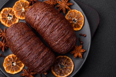 Koyu beton arka planda çikolatalı lezzetli çıtır puf böreği.