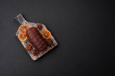 Koyu beton arka planda çikolatalı lezzetli çıtır puf böreği.