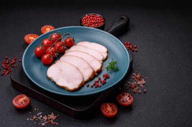 Lezzetli tütsülenmiş domuz eti ya da tuzlu, baharatlı ve çimento kaplı tavuk eti.