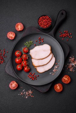 Lezzetli tütsülenmiş domuz eti ya da tuzlu, baharatlı ve çimento kaplı tavuk eti.