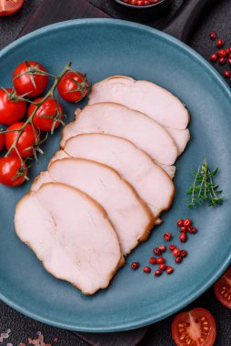 Lezzetli tütsülenmiş domuz eti ya da tuzlu, baharatlı ve çimento kaplı tavuk eti.