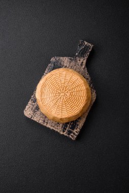 İnek ya da keçi sütünden yapılmış lezzetli sert zanaat peyniri.