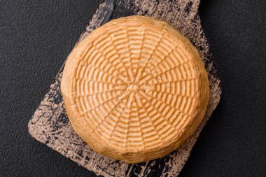 İnek ya da keçi sütünden yapılmış lezzetli sert zanaat peyniri.