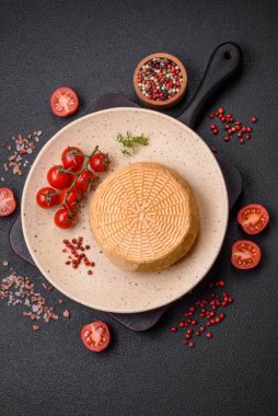 İnek ya da keçi sütünden yapılmış lezzetli sert zanaat peyniri.