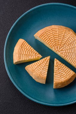 İnek ya da keçi sütünden yapılmış lezzetli sert zanaat peyniri.