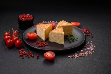 İnek ya da keçi sütünden yapılmış lezzetli sert zanaat peyniri.