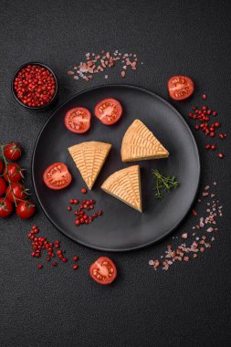 İnek ya da keçi sütünden yapılmış lezzetli sert zanaat peyniri.