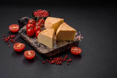 İnek ya da keçi sütünden yapılmış lezzetli sert zanaat peyniri.