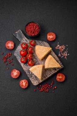 İnek ya da keçi sütünden yapılmış lezzetli sert zanaat peyniri.