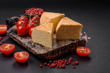 İnek ya da keçi sütünden yapılmış lezzetli sert zanaat peyniri.