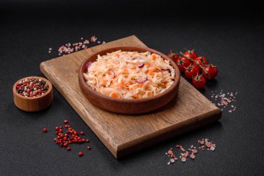 Seramik tabakta havuç, tuz ve baharatlı lezzetli tuzlu lahana.