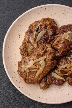 Lezzetli kızarmış tavuk veya tuzlu, baharatlı ve seramik tabakta otlu sığır ciğeri.