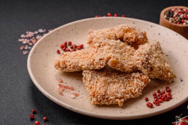 Koyu beton arka planda lezzetli çıtır tavuk nuggetları. Sağlıksız yemek, fast food