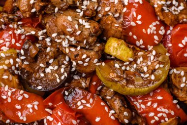 Buzlu, domatesli, biberli, kabaklı, susamlı, tuzlu, baharatlı ve esrarlı bir salata.