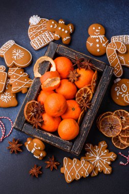 Mandalina, zencefilli ekmek ve yıldızlı anasonun güzel Noel kompozisyonu.