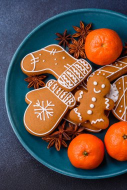 Mandalina, zencefilli ekmek ve yıldızlı anasonun güzel Noel kompozisyonu.