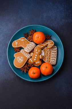 Mandalina, zencefilli ekmek ve yıldızlı anasonun güzel Noel kompozisyonu.