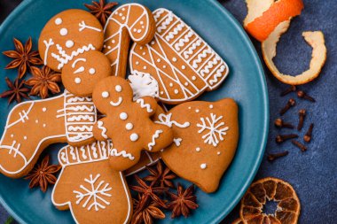 Mandalina, zencefilli ekmek ve yıldızlı anasonun güzel Noel kompozisyonu.