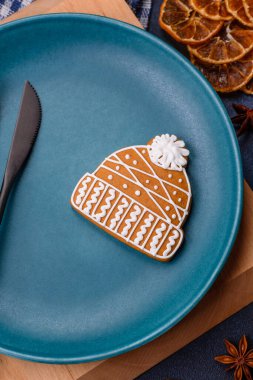 Boş bir tabağın, mandalinanın, zencefilli ekmeğin ve arka planda yıldız anasonunun güzel Noel kompozisyonu.