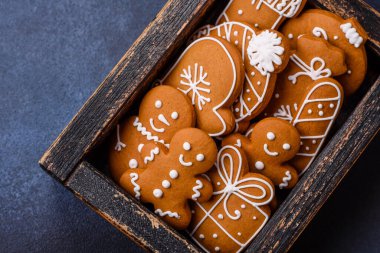 Mandalina, zencefilli ekmek ve yıldızlı anasonun güzel Noel kompozisyonu.