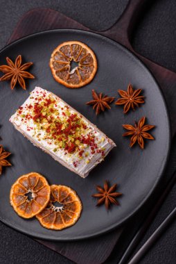 Bir parça lezzetli kremalı makarna, mascarpone peyniri, böğürtlen ve badem ve koyu beton arka planda.