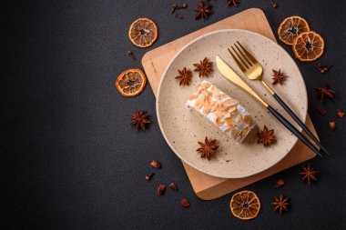 Bir parça lezzetli kremalı makarna, mascarpone peyniri, böğürtlen ve badem ve koyu beton arka planda.