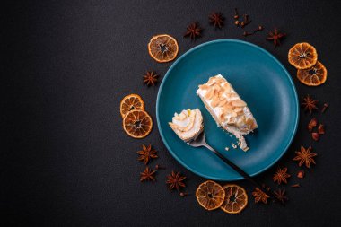 Bir parça lezzetli kremalı makarna, mascarpone peyniri, böğürtlen ve badem ve koyu beton arka planda.