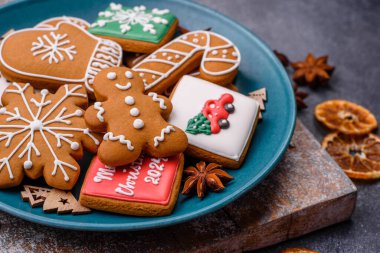 Gri desenli arka planda nefis, tatlı Noel kurabiyeleri. Aile tatiline hazırlanıyorum.