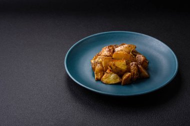 Tuzlu, baharatlı ve çimento kaplı lezzetli kızarmış patates dilimleri.