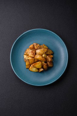 Tuzlu, baharatlı ve çimento kaplı lezzetli kızarmış patates dilimleri.