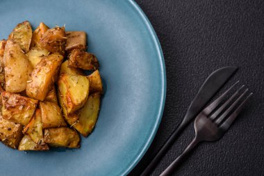 Tuzlu, baharatlı ve çimento kaplı lezzetli kızarmış patates dilimleri.