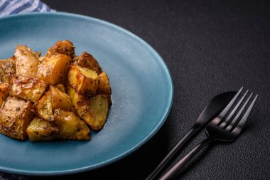 Tuzlu, baharatlı ve çimento kaplı lezzetli kızarmış patates dilimleri.