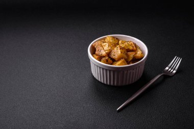 Tuzlu, baharatlı ve çimento kaplı lezzetli kızarmış patates dilimleri.