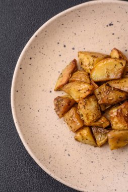 Tuzlu, baharatlı ve çimento kaplı lezzetli kızarmış patates dilimleri.