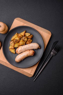 Lezzetli ızgara tavuk ya da tuzlu, baharatlı ve çimento kaplı domuz sosisi.